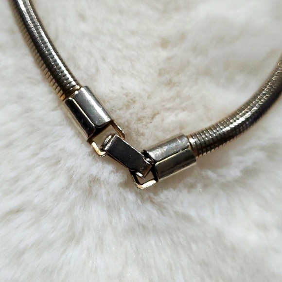 VINTAGE GOLDTONE PENDANT WITH GEMS NECKLACE - Picture 4 of 9